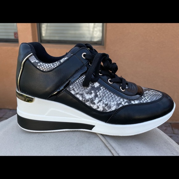 Women’s Sneakers Shoe Dazzle 💁🏻‍♀️ 👟- - Picture 2 of 8